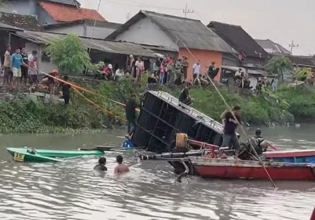 TENGGELAM - Puluhan warga Balongdowo berjibaku menyelamatkan seperangkat sound system (Horeg) yang diangkut perahu dari 39 Perahu Sound Horeg saat Nyadran di Sungai Balongdowo, Kecamatan Candi, Sidoarjo, Sabtu (07/02/2026) sore.