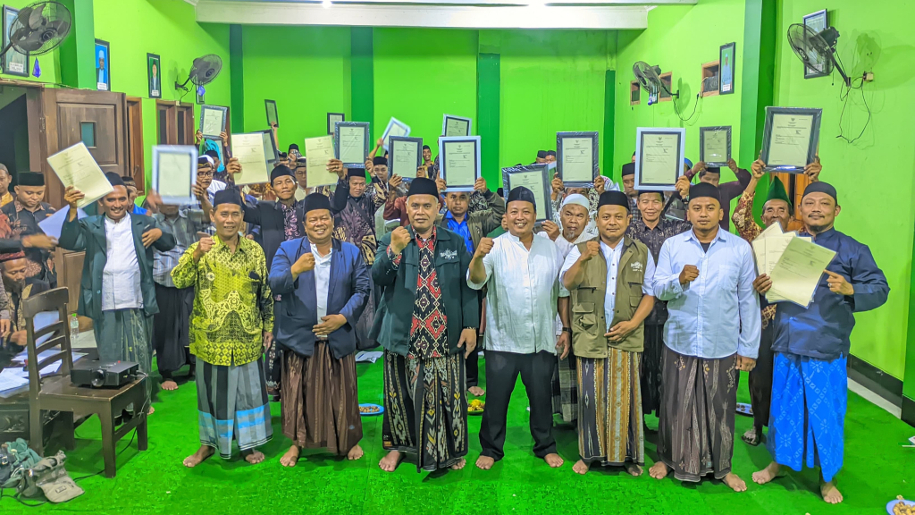 WAKAF - Ketua MWC NU Prambon H Ashud didampingi Ketua Lembaga Wakaf dan Pertanahan (LWP) MWC NU Prambon M Tri Kisnomo Hadi menyerahan sertifikat hak wakaf di Kantor MWC NU Prambon, Minggu (08/02/2026).