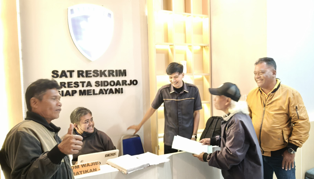 PUNGLI - Sejumlah tokoh masyarakat (Tomas) Desa Kemantren, Kecamatan Buduran mendatangi Polresta Sidoarjo mempertanyakan perkembangan laporan dugaan Pungli penerima Bantuan Langsung Tunai Sementara Kesejahteraan Rakyat (BLTS Kesra), Selasa (10/02/2026).