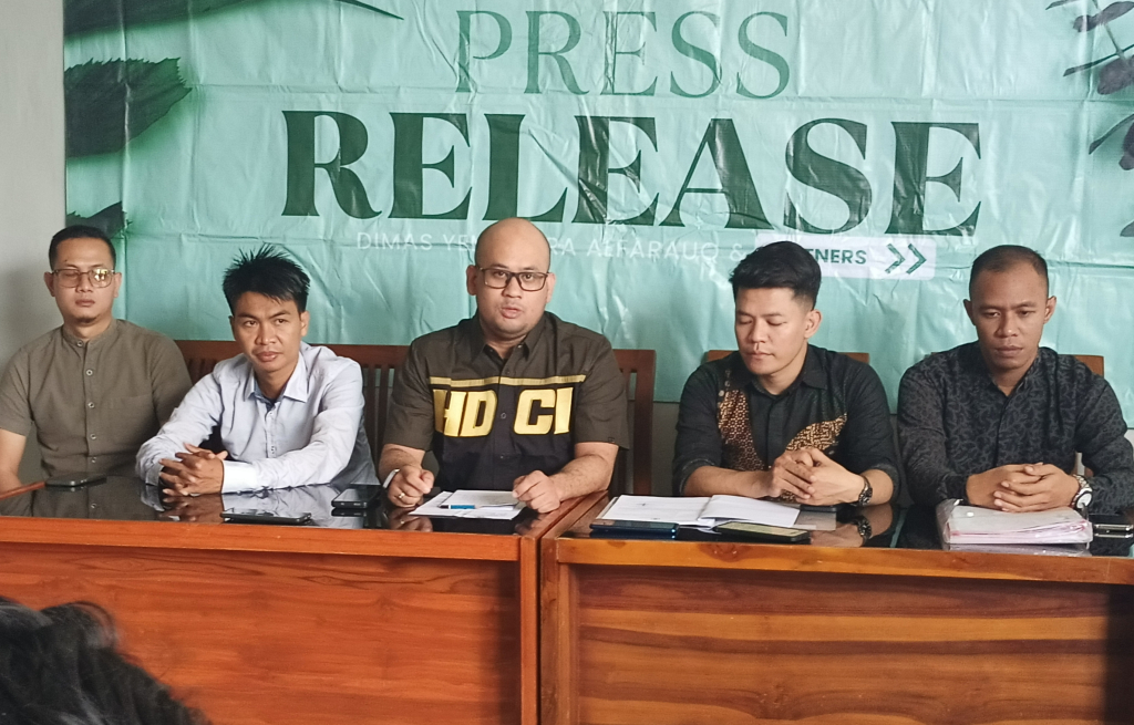 SIAP HADAPI - Kuasa hukum Rahmat Muhajirin, Dimas Yemahera Al-Faruq menanggapi serius laporan Bupati Sidoarjo ke Polda Jatim soal dugaan aliran dana yang disebut berkaitan dengan Pilkada, Rabu (18/02/2026).