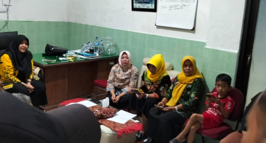 PERTEMUAN - Sejumlah korban pungli BLTS Kesra asal Desa Banjarkemantren, Kecamatan Buduran, Sidoarjo dipertemukan Kades dengan oknum yang diduga memotong dana bantuan di Kantor Kecamatan Buduran, Kamis (19/02/2026).