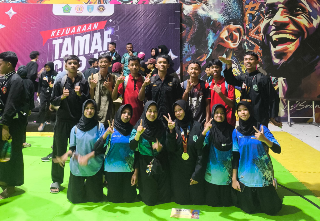 BORONG - Sebanyak 23 atlet Pagar Nusa Padepokan Harmoni Cemangkalang, Kecamatan Sidoarjo memborong 23 medali di ajang bergengsi Kejuaraan Pencak Silat Open TAMAF Cup 3 di Lippo Plaza Sidoarjo kemarin.