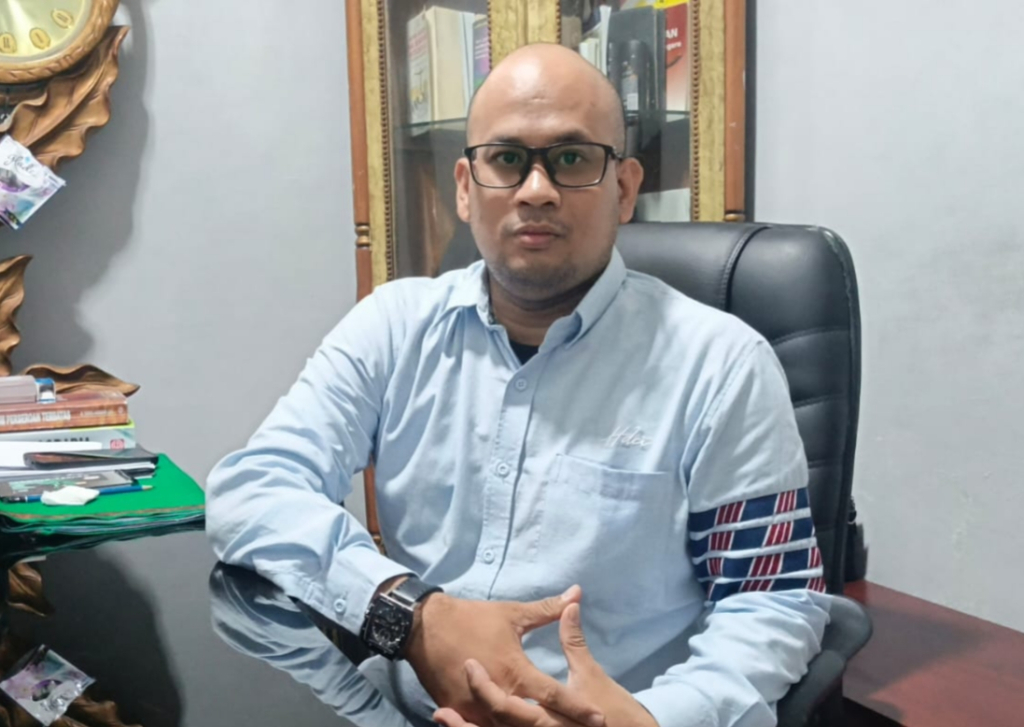 KUASA HUKUM - Kuasa hukum pelapor Rahmat Muhajirin (RM), Dimas Yemahura Alfarouq saat memberikan keterangan soal 9 bukti baru yang diserahkan ke penyidik Bareskrim Mabes Polri kemarin.