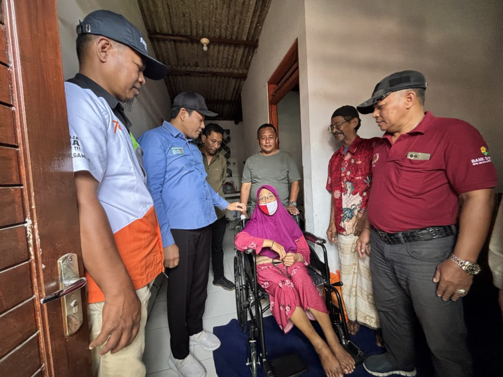 SERAHKAN - Bupati Sidoarjo Subandi didampingi anggota DPRD Sidoarjo M Nizar turun memberikan bantuan kursi roda dan renovasi Rumah Tidak Layak Huni (RTLH) di Kecamatan Krian, Sidoarjo, Minggu (01/03/2026).