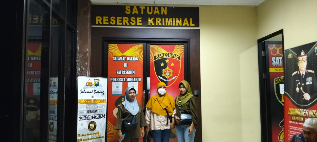 KORBAN - Empat korban penerima Bantuan Langsung Tunai Sementara Kesejahteraan Rakyat (BLTS Kesra) Banjarkemantren, Kecamatan Buduran usai diperiksa penyidik Unit Tipikor, Satuan Reskrim, Polresta Sidoarjo, Sabtu (28/02/2026) malam.