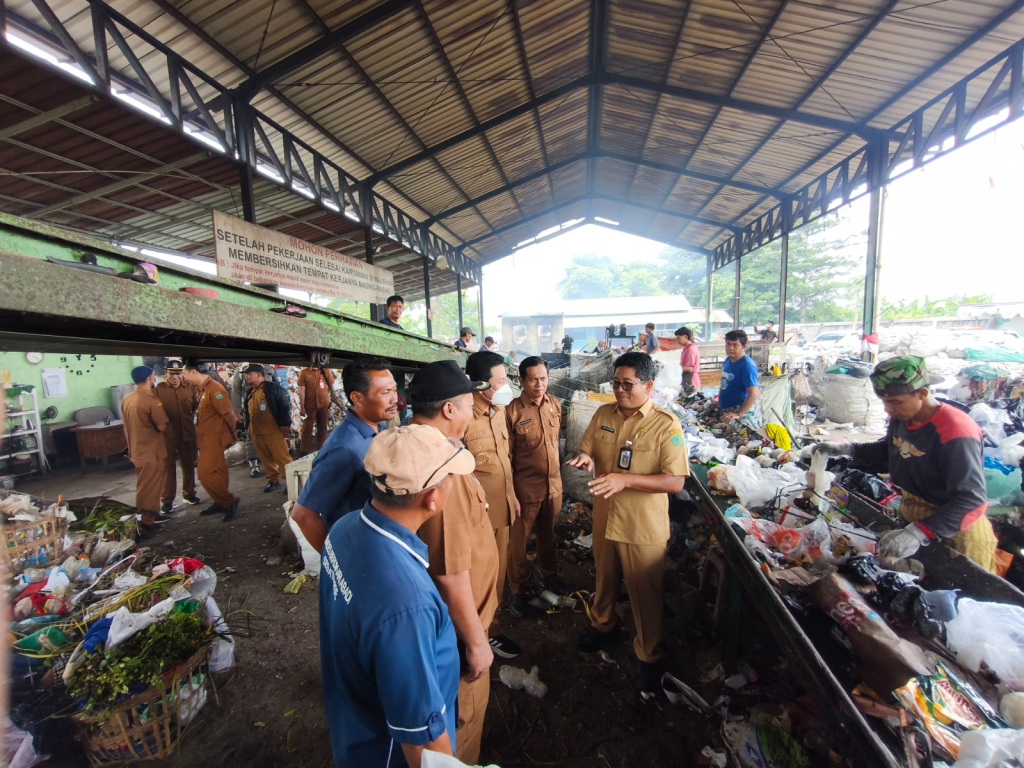 SIDAK - Bupati Sidoarjo Subandi meninjau langsung operasional Tempat Pengolahan Sampah Terpadu (TPST) di Desa Sedatigede, Kecamatan Sedati, Sidoarjo yang dinilai sudah mandiri, Selasa (03/03/2026).