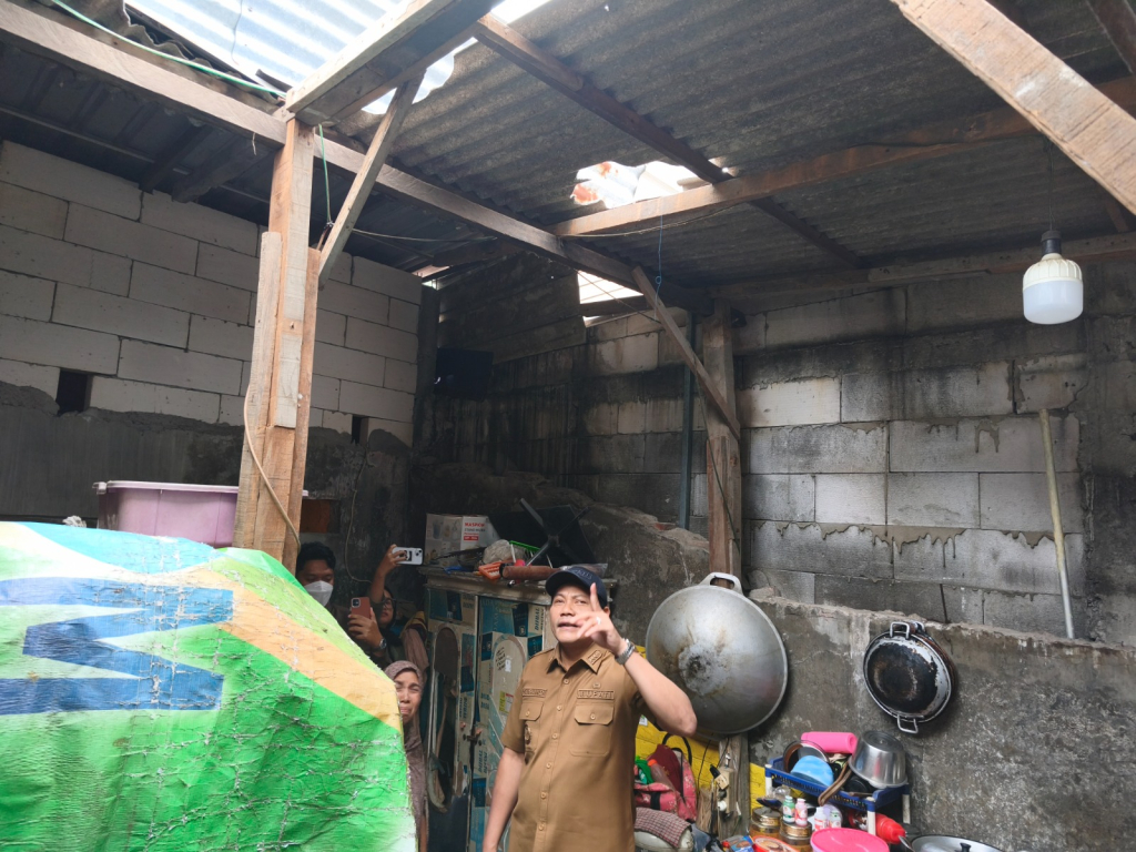 PUTING BELIUNG - Bupati Sidoarjo Subandi bersama Dinsos, BPBD serta Baznas Sidoarjo turun langsung memantau rumah korban puting beliung di Desa Pranti, Kecamatan Sedati, Sidoarjo, Selasa (03/03/2026).