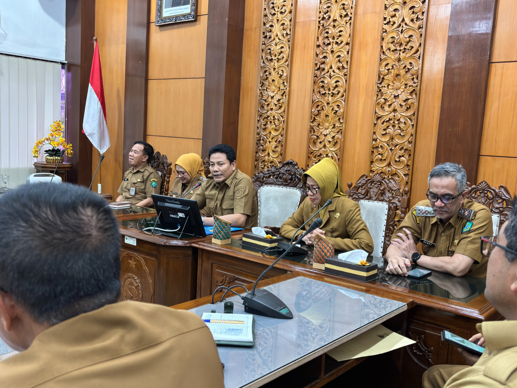 RAKOR - Bupati Sidoarjo Subandi dalam rapat koordinasi (Rakor) bersama Forkopimda, jajaran Organisasi Perangkat Daerah (OPD) dan para Camat di Opsroom Setda Pemkab Sidoarjo soal harga kebutuhan pokok, Selasa (03/03/2026).