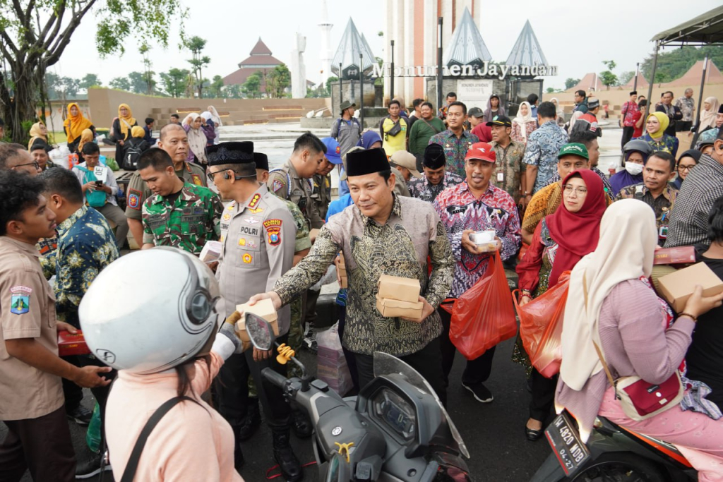 BAGIKAN - Bupati Sidoarjo Subandi bersama Forkopimda dan Aparatur Sipil Negara (ASN) di lingkungan Pemkab Sidoarjo membagikan 75.000 paket takjil ke pengguna jalan, Kamis (05/03/2026) sore.