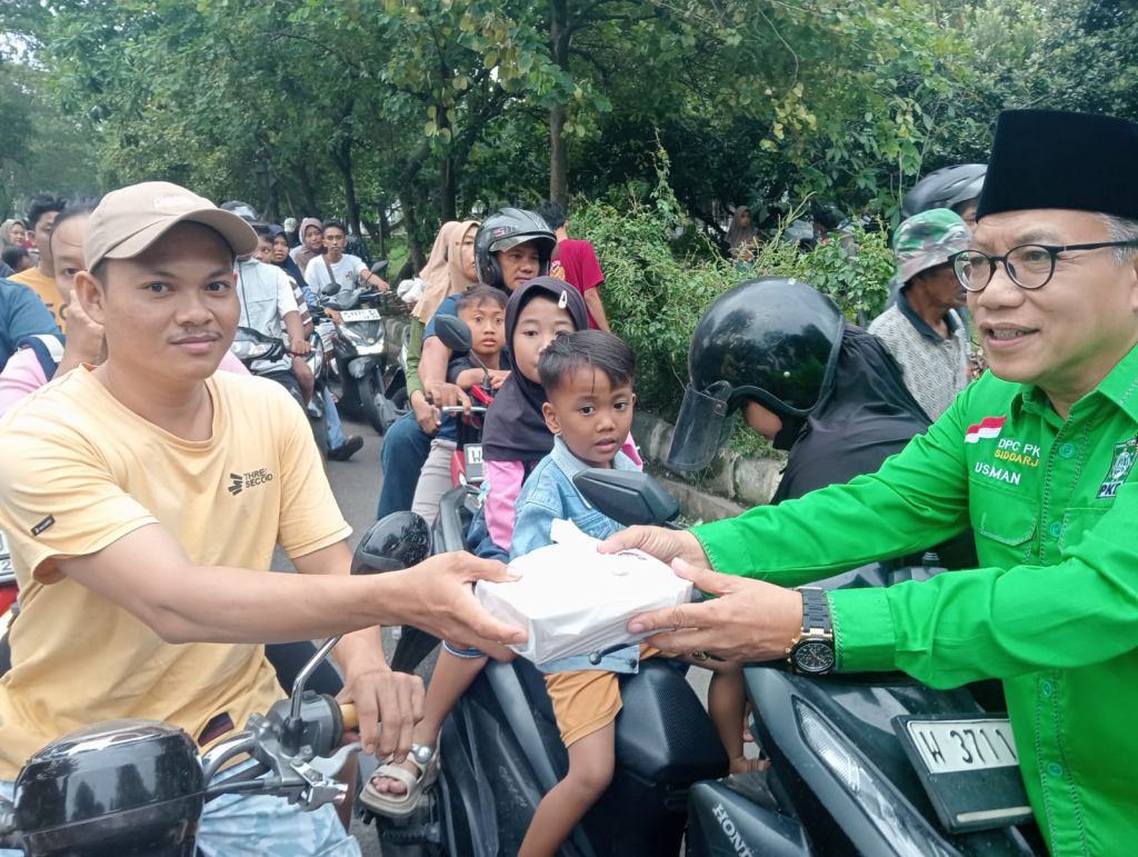 Peduli Sesama Di Bulan Suci Ramadhan, Abah Usman Bersama Perempuan Bangsa Bagikan Ratusan Takjil