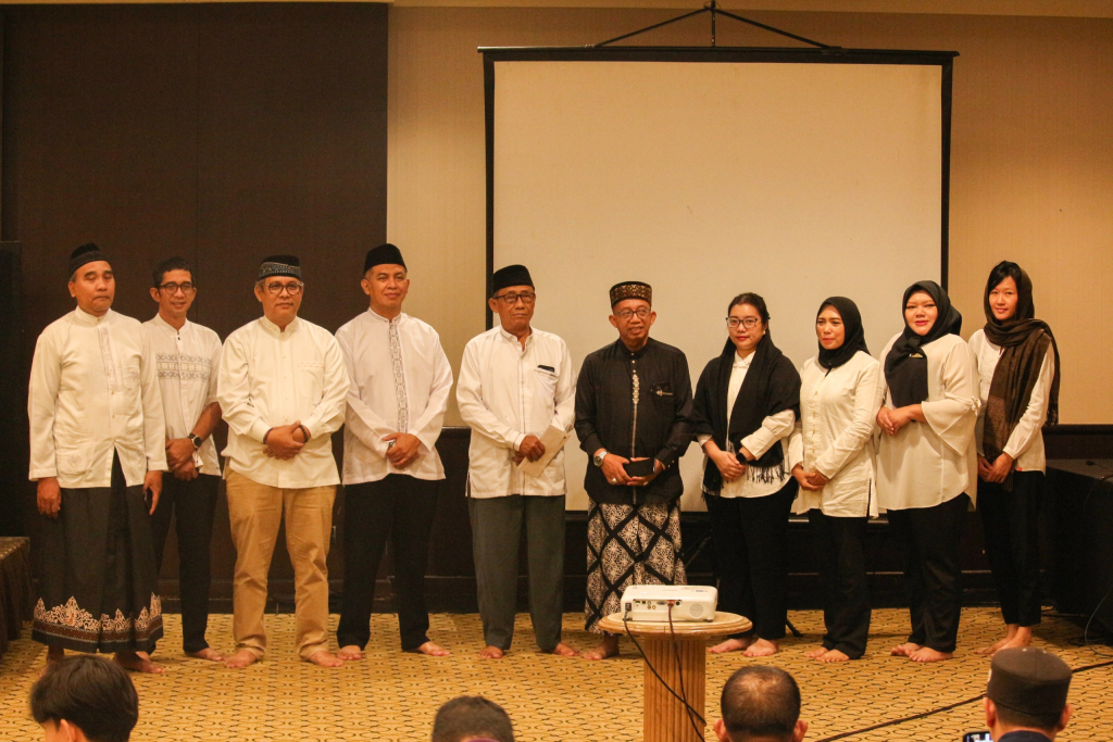 BERBAGI - Keluarga Besar Hotel Bumi Surabaya memiliki kepedulian di bulan Suci Ramadan 1447 H memanjakan penghuni dengan menu khusus dan berbagi dengan yatim piatu dari Yayasan Taqwa Kutisari Surabaya, Rabu (11/03/2026) petang.