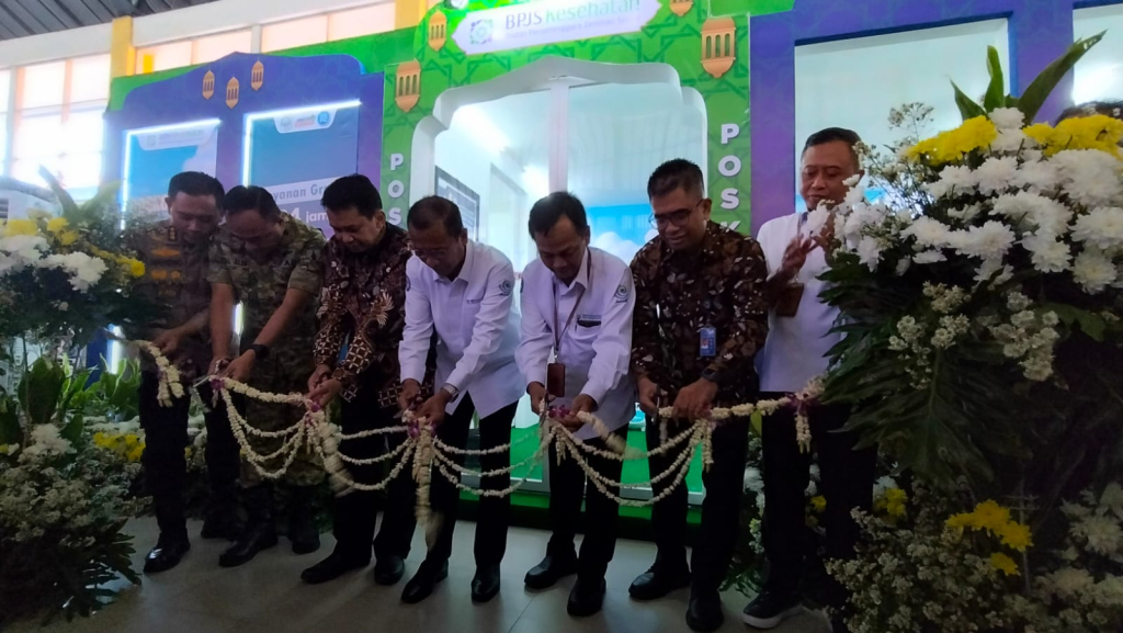 POSKO MUDIK - Direktur Utama (Dirut) BPJS Kesehatan Prihati Pujowaskito saat meresmikan Posko Mudik BPJS Kesehatan di Terminal Purabaya Bungurasih, Kecamatan Waru bersama para pejabat Pemkab Sidoarjo dan Pemprov Jatim, Jumat (13/03/2026).