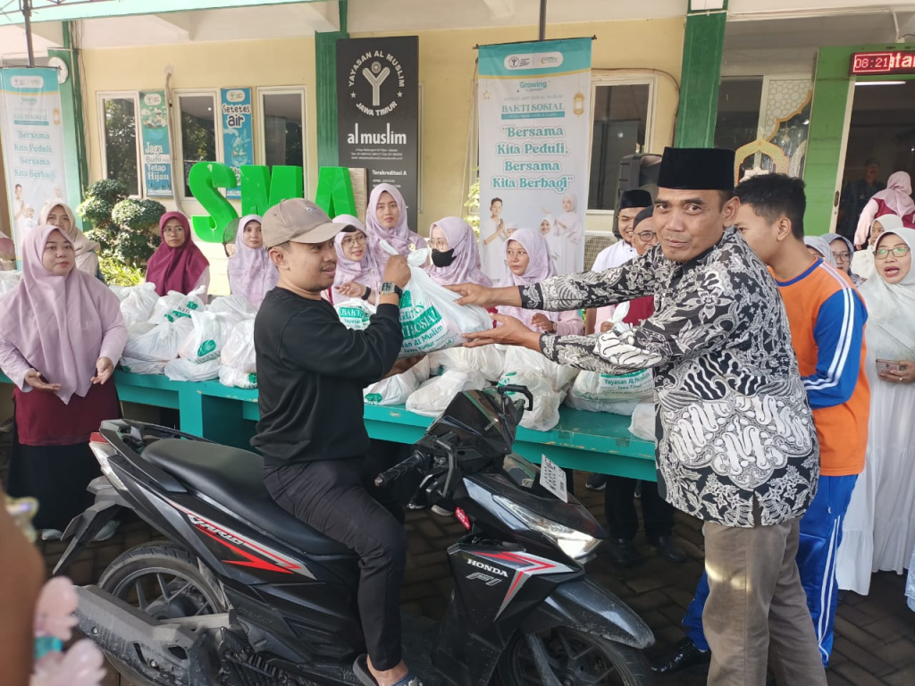 BERBAGI - Yayasan Al Muslim Jatim menyalurkan paket sembako kepada sedikitnya 1.177 kaum duafa dan 355 anak yatim yang berada di sekitar lingkungan Al Muslim dibagikan secara Drive True, Sabtu (14/03/2026).