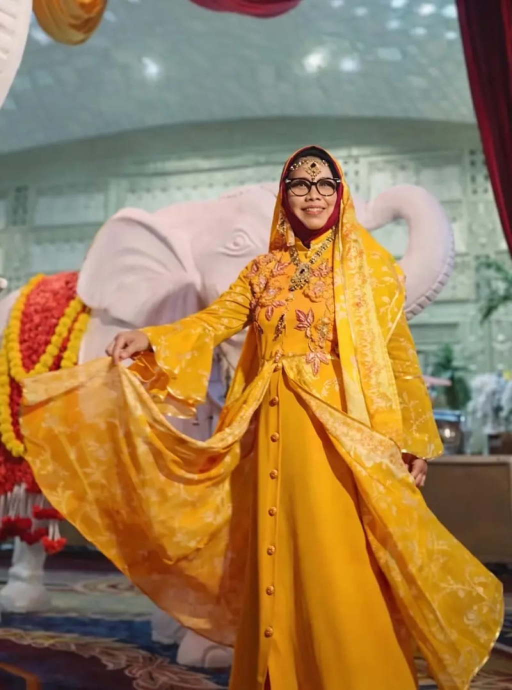 MINTA MAAF - Akhirnya Sekda Sidoarjo Dr Fenny Apridawati meminta karena kegiatannya bersama 48 pejabat Pemkab Sidoarjo lainnya usai Buka Bersama (Bukber) ala Bollywood (artis India) di Graha Unesa Surabaya pekan lalu.