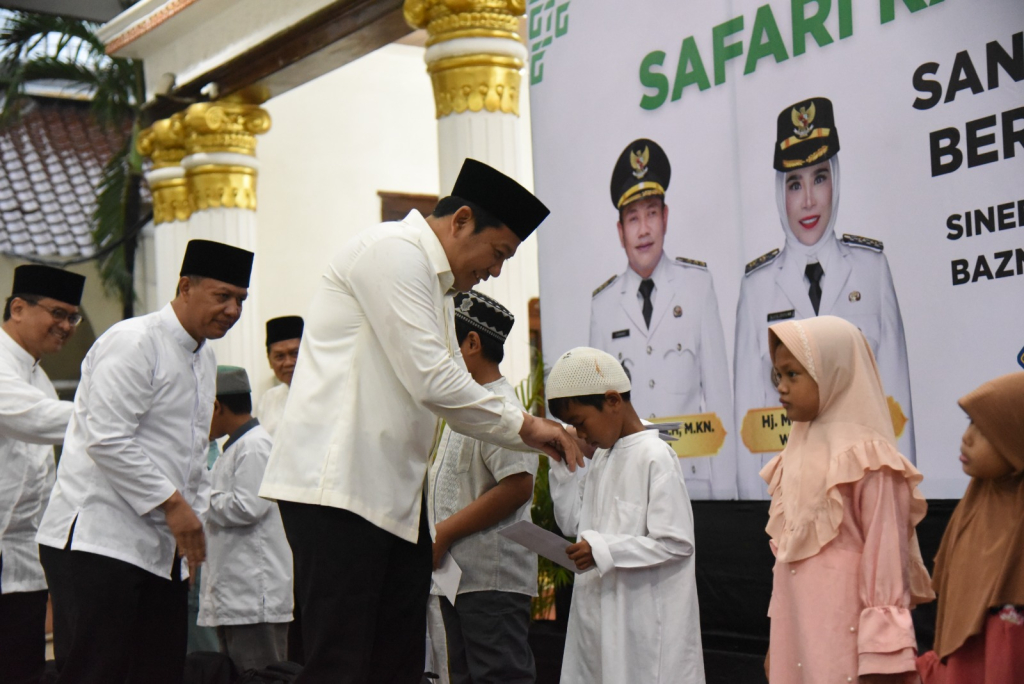 SANTUNAN - Pemkab Sidoarjo melalui program Baznas Sidoarjo bersama Baznas Jatim dan Yayasan Siantar Top Peduli menyantuni 1.000 anak yatim sekaligus Buka Puasa Bersama di Pendopo Delta Wibawa, Minggu (15/03/2026) sore.