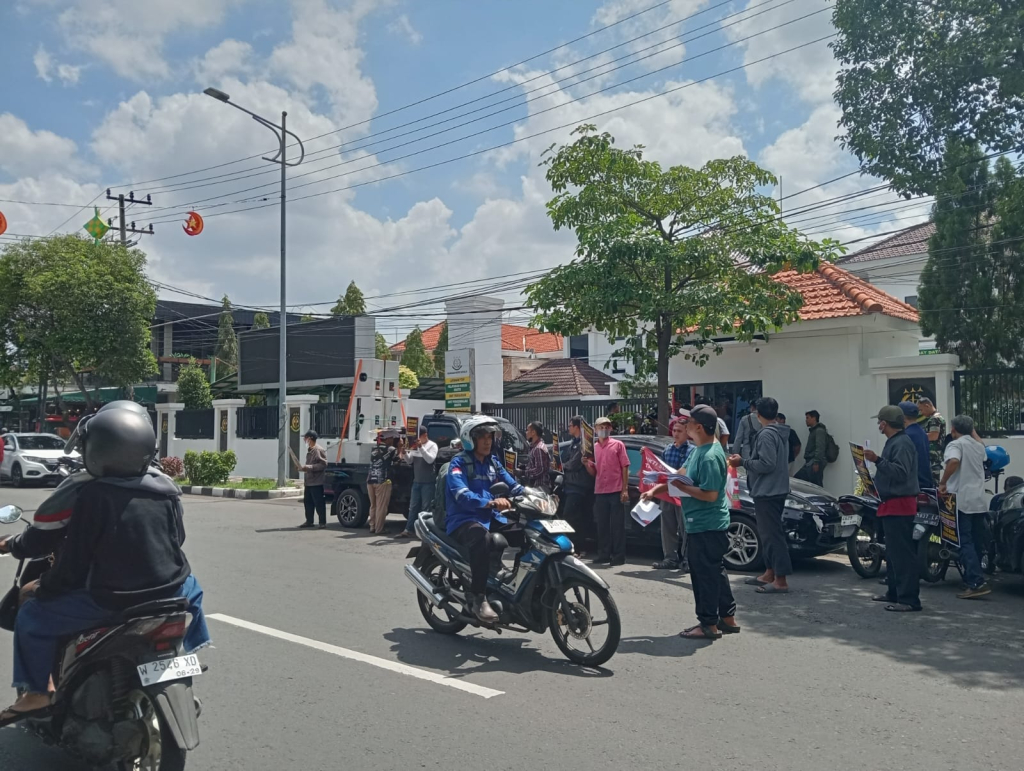 DEMO - Protes mewarnai kantor Polresta dan Kejari Sidoarjo massa yang tergabung Forum Advokat Melawan Kriminalisasi (FAMKri) dan Masyarakat Peduli Indonesia Berkeadilan (MAPIK) aksi menuntut pembebasan pedagang kasur, Senin (16/03/2026).
