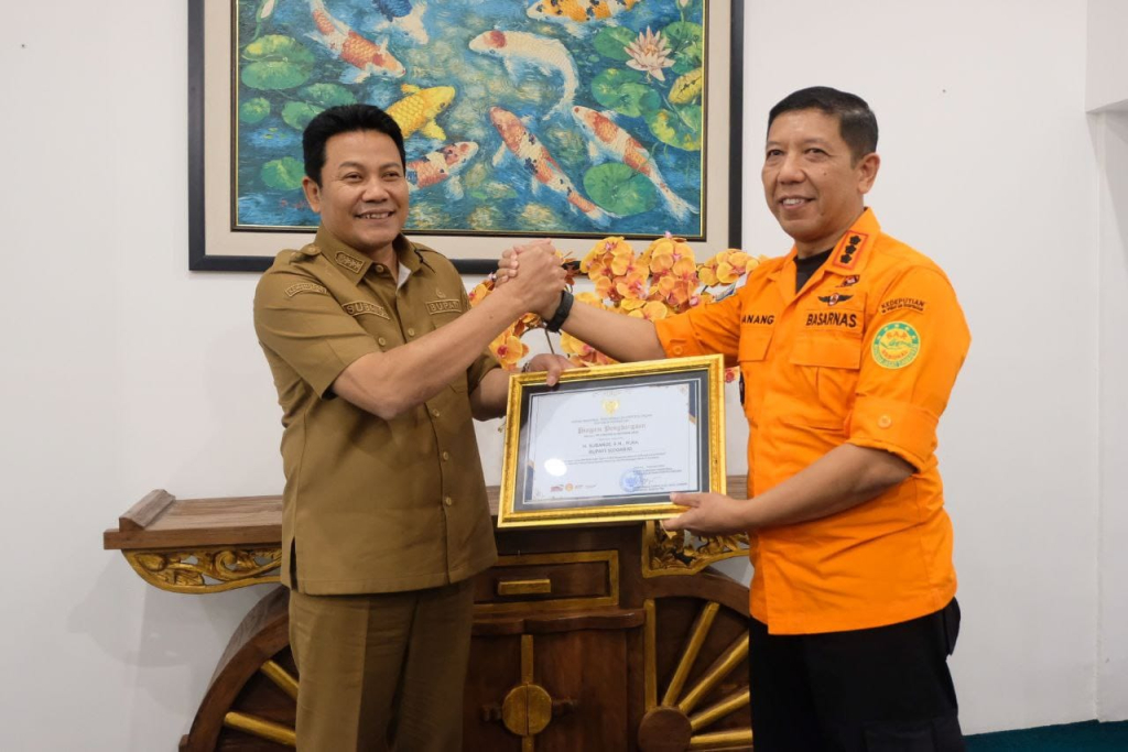 PENGHARGAAN - Kepala Basarnas Surabaya Nanang Sigit yang diterima langsung Bupati Sidoarjo Subandi di Kantor Pemkab Sidoarjo, Senin (16/03/2026).