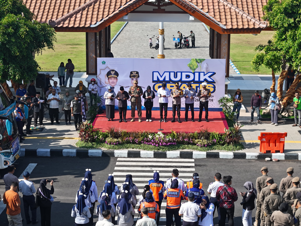 BERANGKATKAN -Bupati Sidoarjo Subandi memberangkatkan 28 bus untuk 5 rute ke wilayah Jatim program mudik gratis Pemkab Sidoarjo untuk 1.400 peserta mudik gratis di depan Pendopo Delta Wibawa, Rabu (18/03/2026).