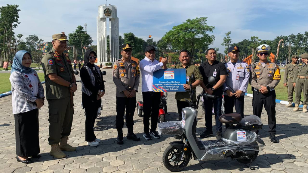 CSR - Bupati Sidoarjo Subandi menerima penyerahan bantuan CSR berupa 3 unit sepeda listrik dari Indomaret untuk Satuan Polisi Pamong Praja (Satpol PP) Kabupaten Sidoarjo di Alun-Alun Sidoarjo, Rabu (18/03/2026).