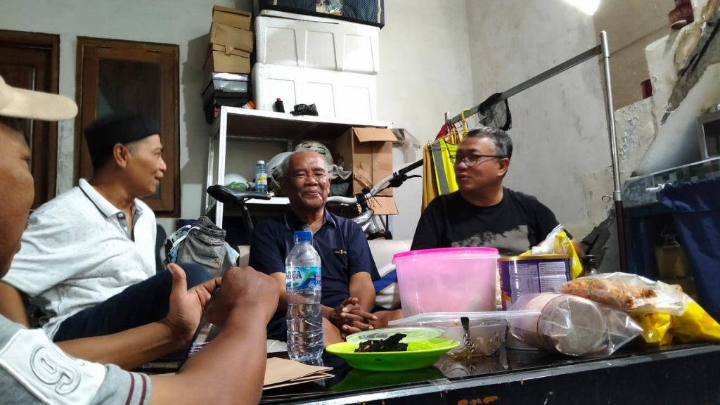 JENGUK - Anggota DPRD Sidoarjo H Usman M Kes menunjukkan kepedulian terhadap insan pers dengan menjenguk wartawan senior Hadi Suyitno (Cak Hadi) saat pemulihan di rumahnya Siwalanpanji, Kecamatan Buduran, Rabu (18/03/2026).