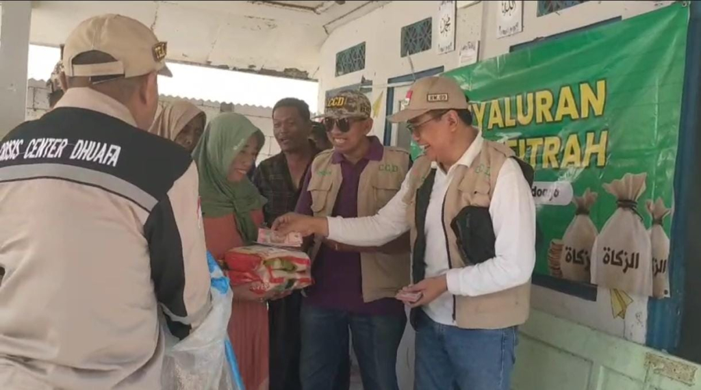 SERAHKAN - Rombongan Tim Crisis Center Dhuafa (CCD) MBM Vancouver Puri Surya Jaya, Gedangan bersiap di Dermaga Blurukidul hingga tiba menyerahkan bantuan di tiga kampung terpencil di Sidoarjo, Rabu (18/03/2026).