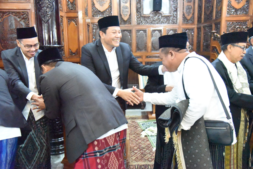 PESAN - Bupati Sidoarjo Subandi mengajak masyarakat memperkuat silaturahmi dan saling memaafkan di momentum Hari Raya Idul Fitri 1447 Hijriyah saat sambutan Shalat Idul Fitri 1 Syawal 1447 Hijriah di Masjid Agung Sidoarjo, Sabtu (21/03/2026).