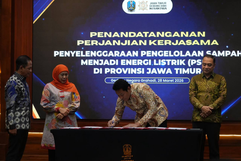 PKS - Bupati Sidoarjo Subandi menandatangani Perjanjian Kerja Sama (PKS) pengolahan sampah menjadi energi listrik (waste to energy) bersama Pemprov Jatim dan sejumlah pemerintah daerah lainnya di Surabaya kemarin.