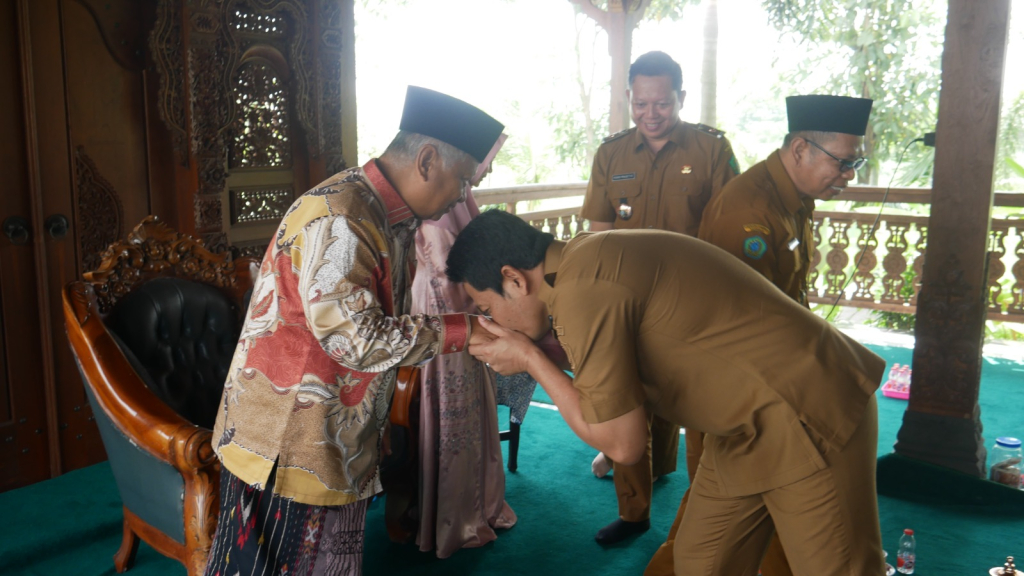 SILATURRAHMI - Bupati Sidoarjo Subandi, Dandim 0816 Letkol Czi Shobirin Setio Utomo, Kepala BNN Kombes Pol Gatot Soegeng Soesanto, Kepala Kantor Kemenag H Mufi Imron Rosyadi dan para Kepala OPD Sidoarjo silaturrahmi ke kiai - kiai, Senin (30/03/2026).