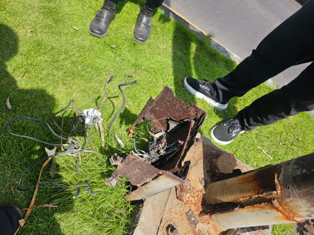 KEROPOS -Ketua Komisi C DPRD Sidoarjo H Choirul Hidayat bersama beberapa anggota Komisi C lainnya seperti M Abud Asyrofi dan pejabat Dishub Pemkab Sidoarjo melakukan inspeksi mendadak (sidak) PJU nyaris ambruk, Rabu (11/03/2026).