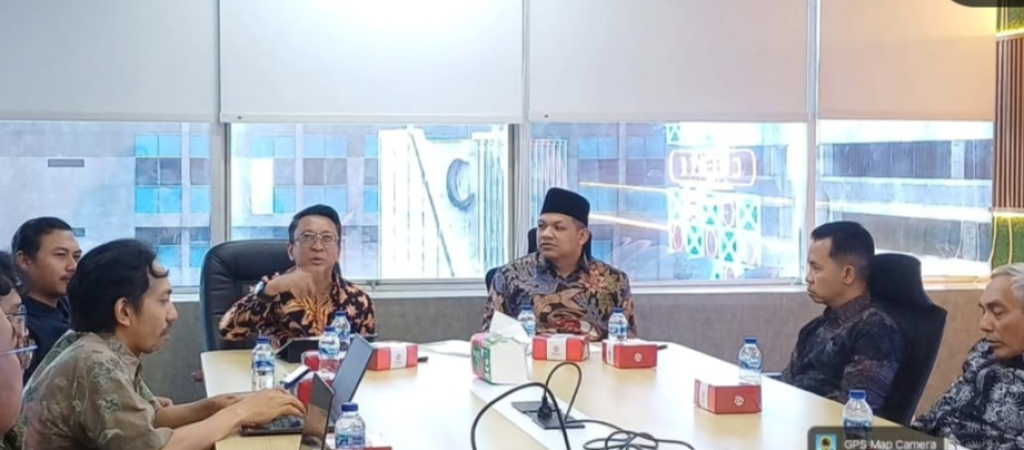 KUNJUNGAN - Ketua Komisi A DPRD Sidoarjo H Rizza Ali Faizin bersama anggotanya berkunjung ke Komdigi RI untuk membahas Peraturan Menteri Komunikasi dan Digital (Komdig) Nomor 9 Tahun 2026 tentang Pembatasan Akun Digital bagi Anak di Bawah Usia 16 Tahun.