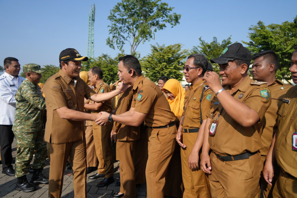 WFH - Pemkab Sidoarjo memulai langkah dalam transformasi budaya kerja ASN melalui Surat Edaran (SE) Nomor 000.8/4203/438.1.3.1/2026, Bupati Sidoarjo Subandi menetapkan kebijakan fleksibilitas kerja di rumah atau Work from Home (WFH), Rabu (01/04/2026).
