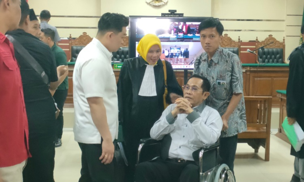 DAKWAAN - Mantan Pj Bupati Sidoarjo Hudiyono didakwa merugikan negara dalam kasus dugaan korupsi Sarpras SMK se Jatim saat menjabat Kabid SMK serta KPA dan PPPK saat sidang di Pengadilan Tipikor.