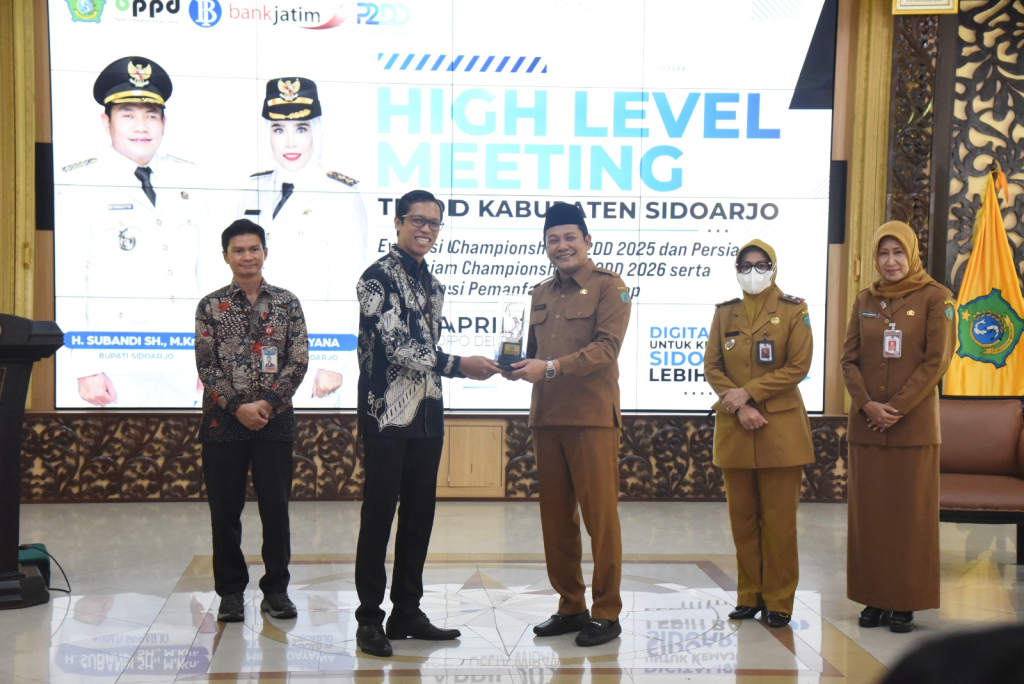 HTM - Bupati Sidoarjo Subandi bersama Tim Percepatan dan Perluasan Digitalisasi Daerah (TP2DD) Kabupaten Sidoarjo menggelar High Level Meeting di Pendopo Delta Wibawa, Senin (06/04/2026).