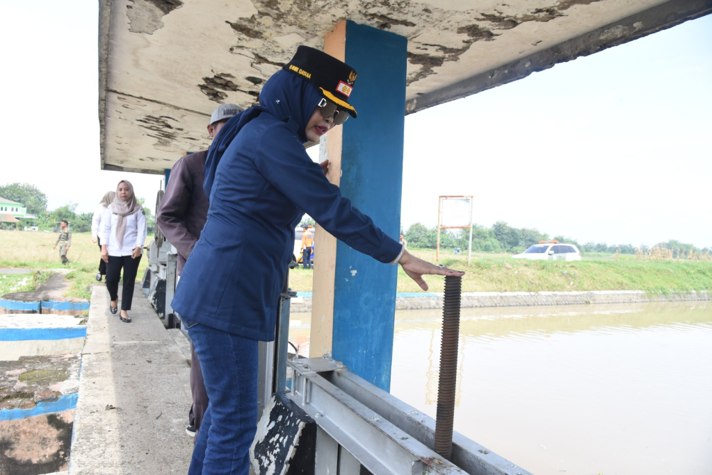 SIDAK - Wakil Bupati (Wabup) Sidoarjo Mimik Idayana memantau pelaksanaan kegiatan normalisasi Sungai Kanal Porong di Pintu Air Krembung, Rabu (08/04/2026).
