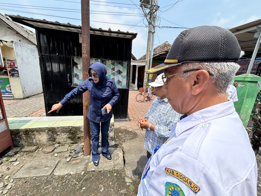 SIDAK - Wakil Bupati (Wabup) Sidoarjo Mimik Idayana sidak pekerjaan pemeliharaan jalan di ruas Desa Suko, Kecamatan Sidoarjo - Desa Sumberejo, Kecamatan Wonoayu, untuk memastikan hasilnya maksimal, Rabu (08/04/2026).