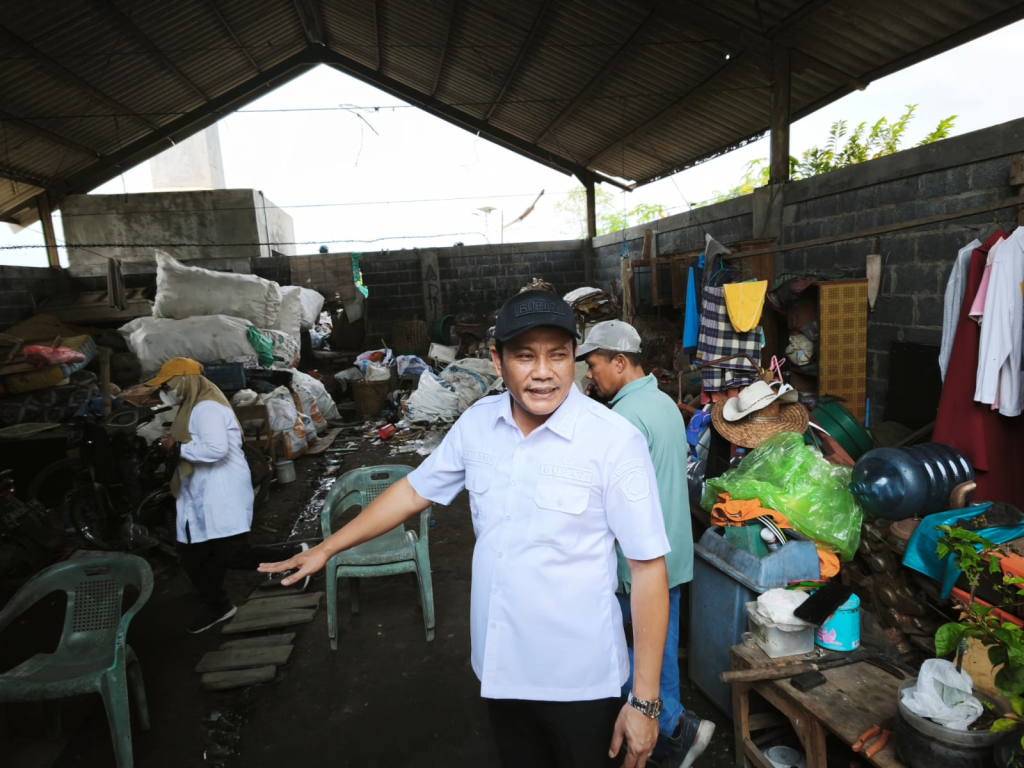 SIDAK - Bupati Sidoarjo Subandi mendorong pembenahan sistem pengelolaan sampah secara menyeluruh di wilayah Sidoarjo saat sidak ke sejumlah Tempat Pengolahan Sampah Terpadu (TPST) di Sidoarjo, Rabu (08/04/2026).