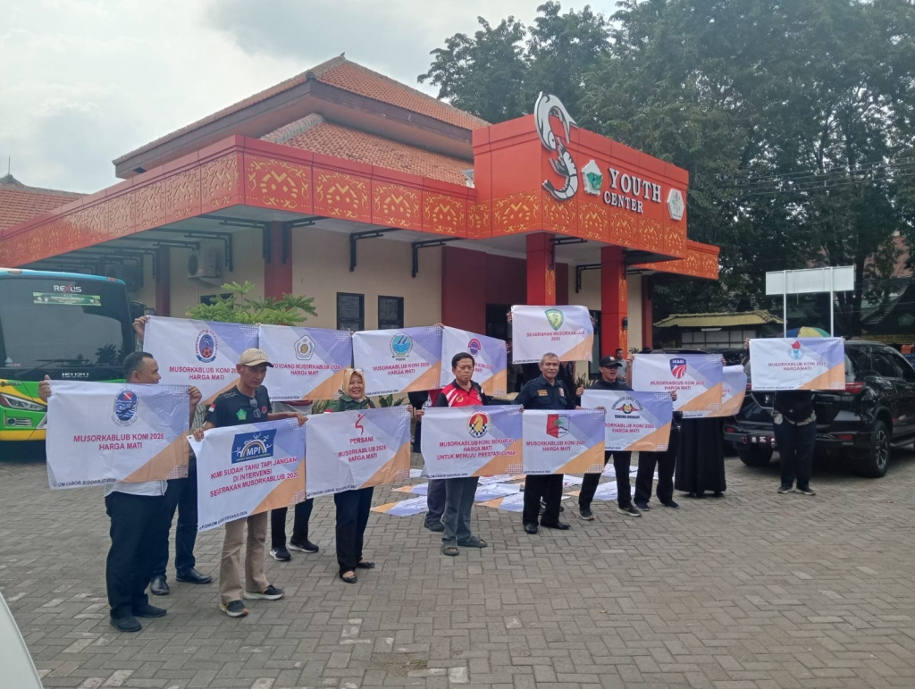 MUNDUR RESMI - Para Ketua Cabor di bawah KONI Sidoarjo mendesak Ketua Umum KONI Sidoarjo Imam Mukri Afandi segera mundur secara resmi agar roda organisasi berjalan normal kembali saat aksi di Disporapar Pemkab Sidoarjo, Rabu (08/04/2026).