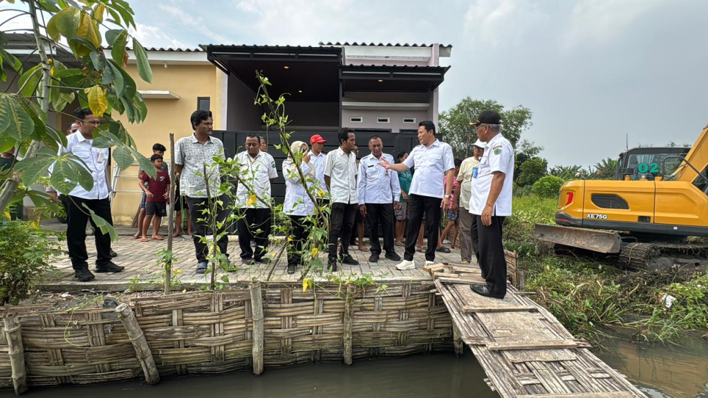 SIDAK - Bupati Sidoarjo Subandi inspeksi mendadak (sidak) di Desa Mojorangagung, Kecamatan Wonoayu, setelah adanya temuan penyempitan drastis saluran irigasi yang semula selebar 3 meter menyusut tersisa 1,5 meter, Rabu (08/04/2026).