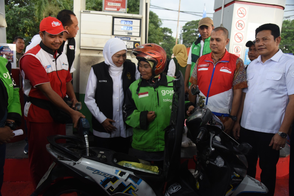 GRATIS - Sebanyak 200 Ojek Online (Ojol) di Sidoarjo mendapat bantuan BBM gratis dari Gubernur Jatim Khofifah Indar Parawansa dan Bupati Sidoarjo Subandi di SPBU Albatros Sedati, Rabu (08/04/2026).
