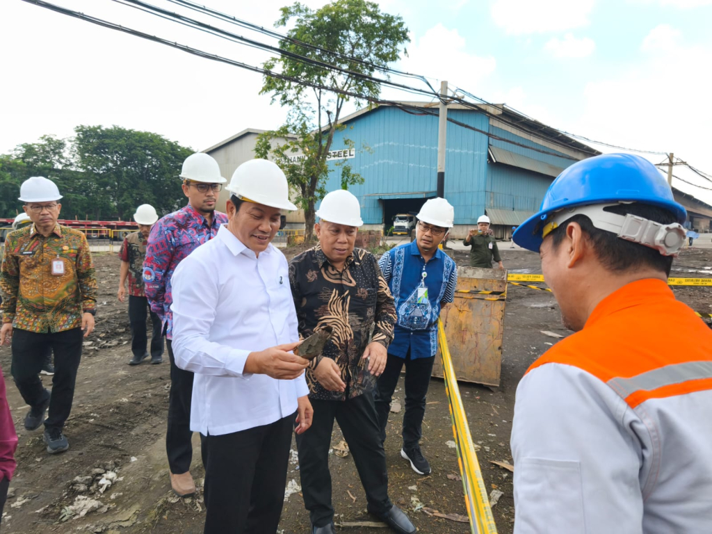 SIDAK - Bupati Sidoarjo Subandi meninjau lokasi kecelakaan kerja ledakan tabung besi di PT Great Well Steel yang berada di Desa Janti, Kecamatan Waru, Sidoarjo, Kamis (09/04/2026).