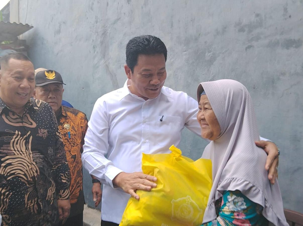 RTLH - Bupati Sidoarjo Subandi turun ke lapangan untuk memastikan kesejahteraan warganya melalui peninjauan langsung program Rumah Tidak Layak Huni (RTLH) di Desa Kureksari, Kecamatan Waru, Sidoarjo, Kamis (09/04/2026).