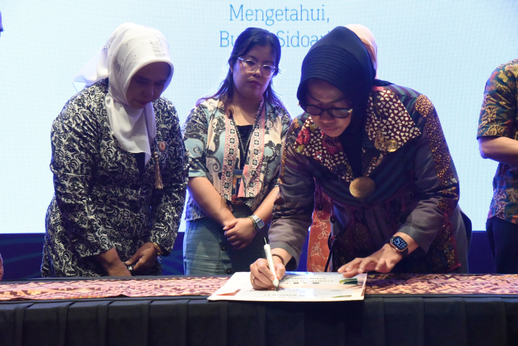 MoU - Sekda Dr Fenny Apridawati membuka acara Peningkatan Kesadaran Penerapan Respectful Maternity and Newborn Care (RMNC) dan Penandatangan Komitmen Bersama Penanggulangan AKI dan AKB di Aston Hotel Sidoarjo, Jumat (10/04/2026).