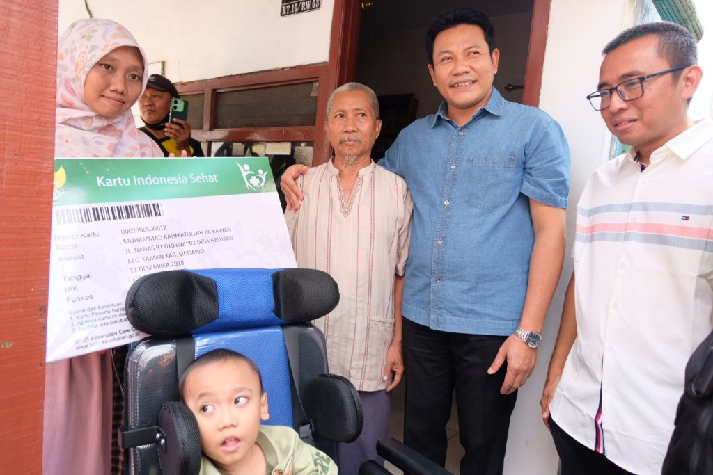 KUNJUNGAN - Bupati Sidoarjo Subandi berkunjung sekaligus menyempatkan inspeksi mendadak Rumah Tidak Layak Huni (RTLH) dan menyerahkan bantuan sosial (Bansos) untuk warga di Desa Geluran dan Desa Kalijaten, Kecamatan Taman, Sidoarjo, Sabtu (11/04/2026).