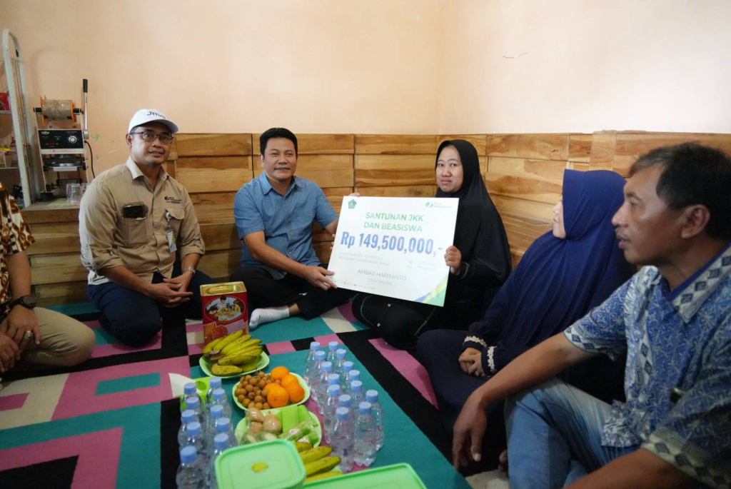 SANTUNAN - Bupati Sidoarjo Subandi menyerahkan santunan ke keluarga almarhum Ambar Hariyanto driver ojek online yang meninggal dunia akibat kecelakaan di Desa Pertapanmaduretno, Kecamatan Taman, Sidoarjo, Sabtu (11/04/2026).