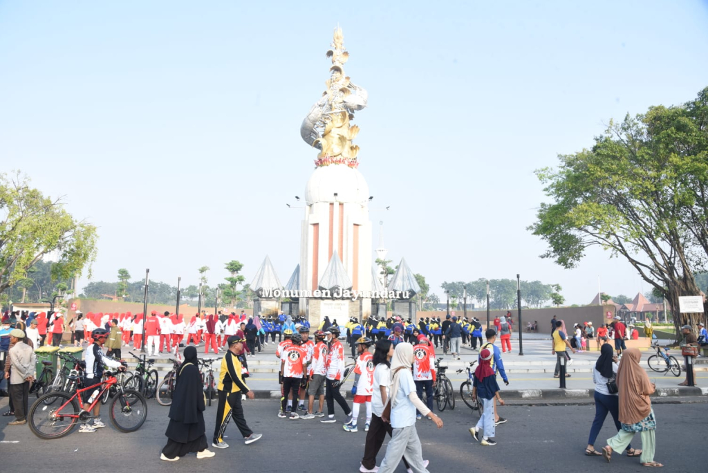 CFD - Car Free Day (CFD) Sidoarjo kembali digelar dengan antusiasme masyarakat memanfaatkan hari bebas bermotor di JL A Yani Sidoarjo dengan ratusan UMKM dan berbagai layanan, Minggu (12/04/2026).