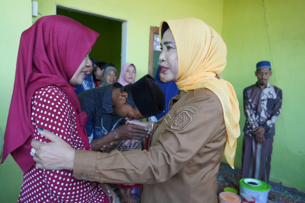 TAKZIAH - Wakil Bupati Sidoarjo Mimik Idayana bertakziah sekaligus memberi dukungan moral kepada keluarga korban tenggelam, Gibran Septian (2) di Desa Kalidawir, Kecamatan Tanggulangin (13/04/2026).