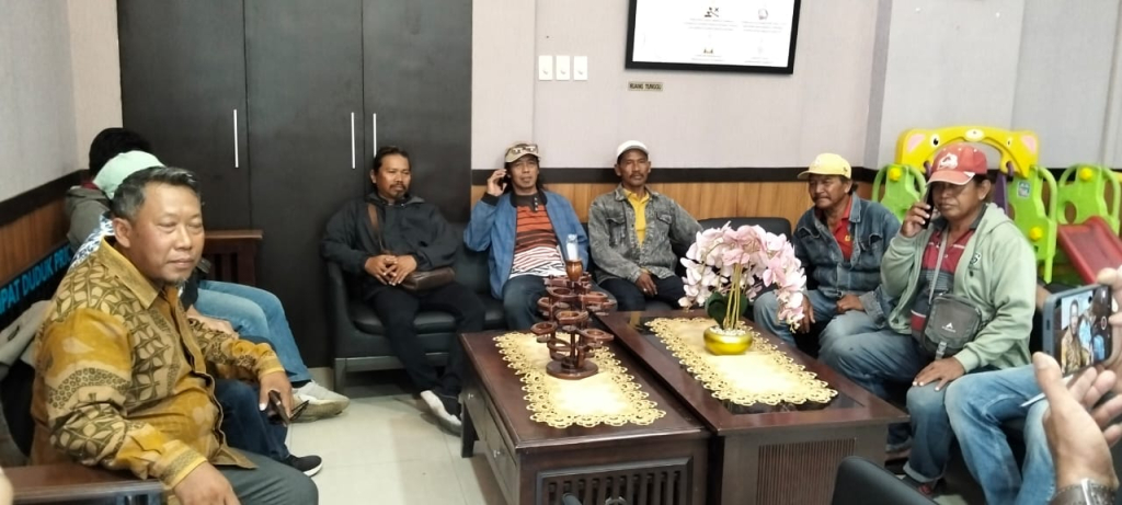 PENUHI PANGGILAN - Saksi pelapor kasus dugaan korupsi TKD Damarsi, Kecamatan Buduran Alsuwari dan saksi penyuplai material bangunan rumah kos elit di atas TKD Mashuda penuhi panggilan pemeriksaan perkara di Kejari Sidoarjo, Selasa (14/04/2026).