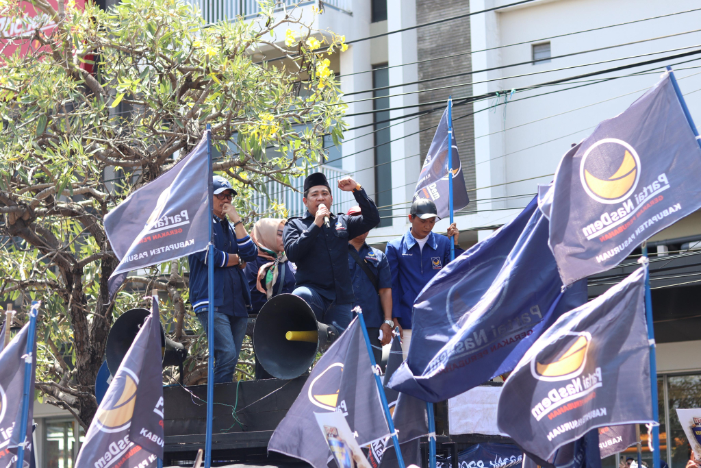 AKSI - Ketua DPD Partai NasDem Sidoarjo Muh Zakaria Dimas Pratama memimpin aksi di depan Kantor DPW Partai NasDem Jatim mendesak media Tempo minta maaf dan Partai NasDem bergerak tindaklanjuti kebenaran pemberitaan, Rabu (15/04/2026).