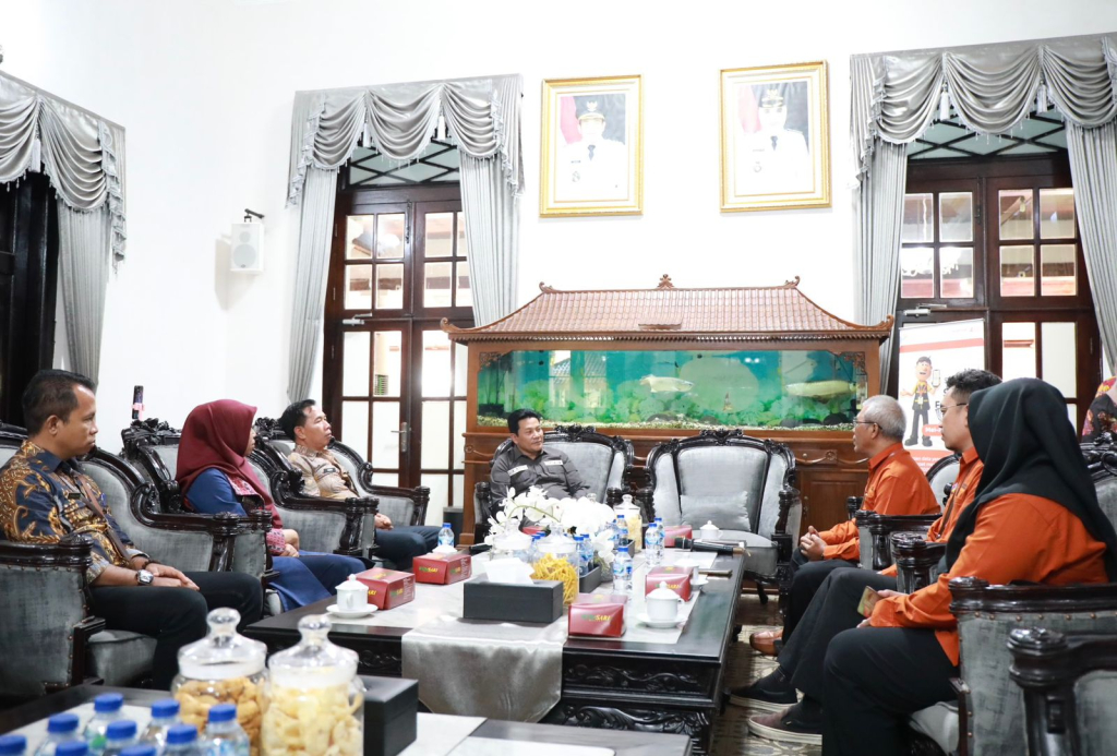 SENSUS - Bupati Sidoarjo Subandi mendukung program Sensus Penduduk yang dilaksanakan Badan Pusat Statistik (BPS) mulai Mei 2026 mendatang saat berkunjung di Pendopo Delta Wibawa, Kamis (16/04/2026).