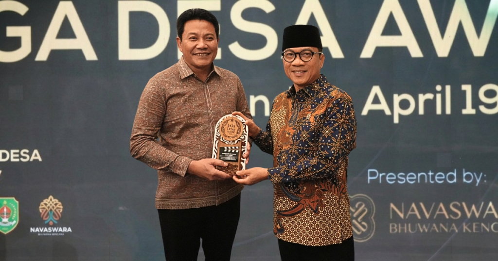 PENGHARGAAN - Mendes PDT Yandri Susanto menyerahkan penghargaan kategori kabupaten terfavorit submit film pendek Jaga Desa Award 2026 kepada Bupati Sidoarjo Subandi di Hotel Fairmont, Jakarta, Minggu (19/04/2026) malam.